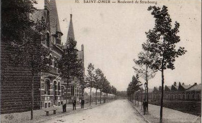 Ce boulevard a été partiellement construit sur les anciens remparts. A gauche on peut voir une villa aux tourelles et sur la droite les batîments du pensionnat St Joseph.